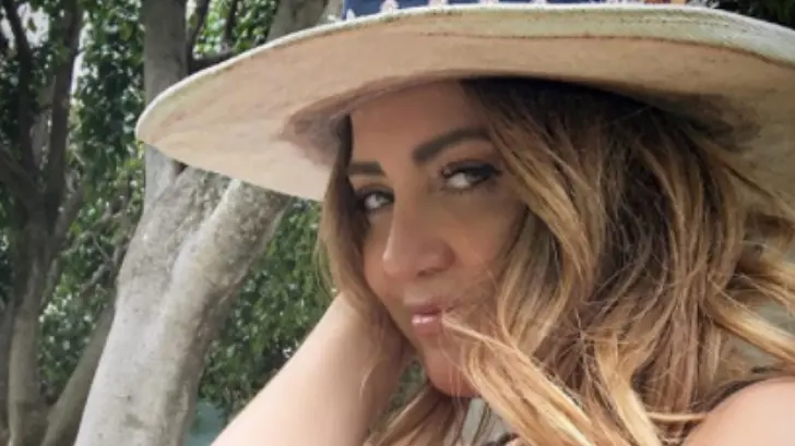 Andrea Legarreta vuelve a lucir las piernas con un diminuto short