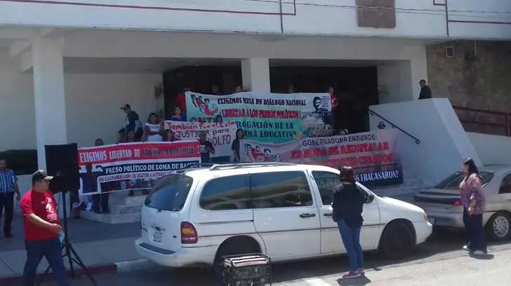 Integrantes de la CNTE se plantan en el Congreso de Sonora