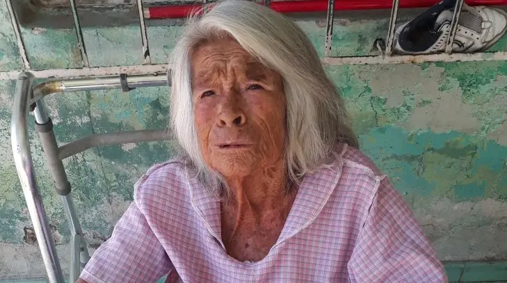 Doña Bertha vive en una casa deteriorada y sin energía eléctrica