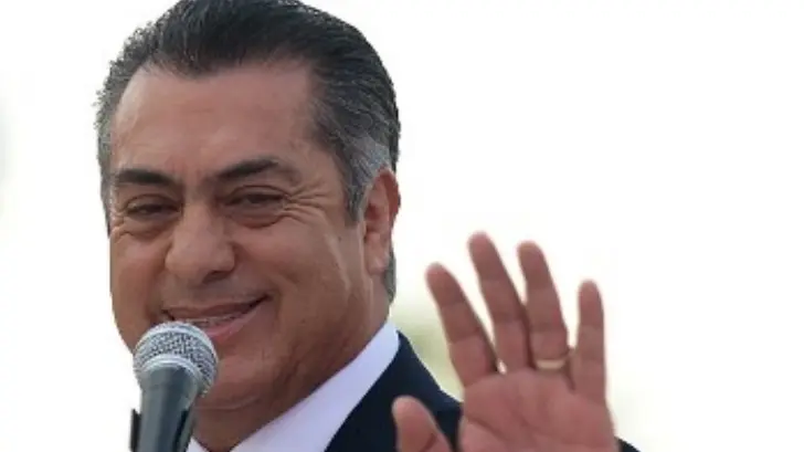 ¡Anda bien feliz! El Bronco celebra que puedan comprar la vacuna