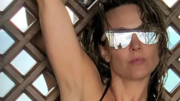 Fey sorprende a sus fans con sexy bikini al amanecer