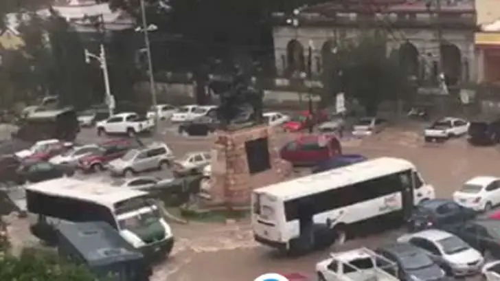 Presa La Olla se desborda e inunda calles de Guanajuato