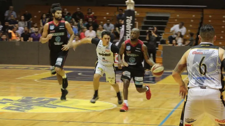 El equipo de Guaymas sacó el encuentro de anoche en el Gimnasio Universitario ante Rayos. Foto: (Alfredo Gerardo/EXPRESO).
