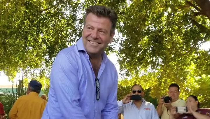 Rodrigo Bours Castelo emite su voto en la comisaría de Cócorit