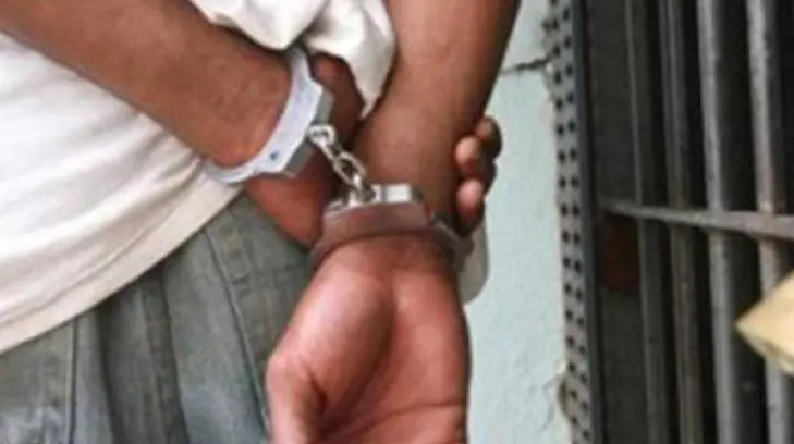Detienen a un jefe policiaco de NL por supuestamente proteger a extorsionador