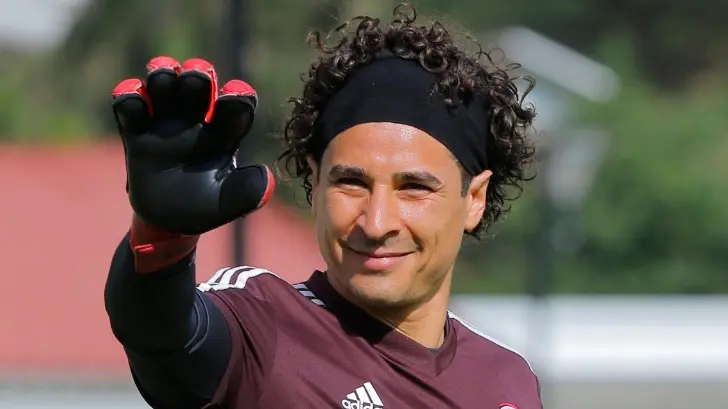 Michel Preudhomme, técnico del Standard Lieja, niega venta de Guillermo Ochoa al Nápoles