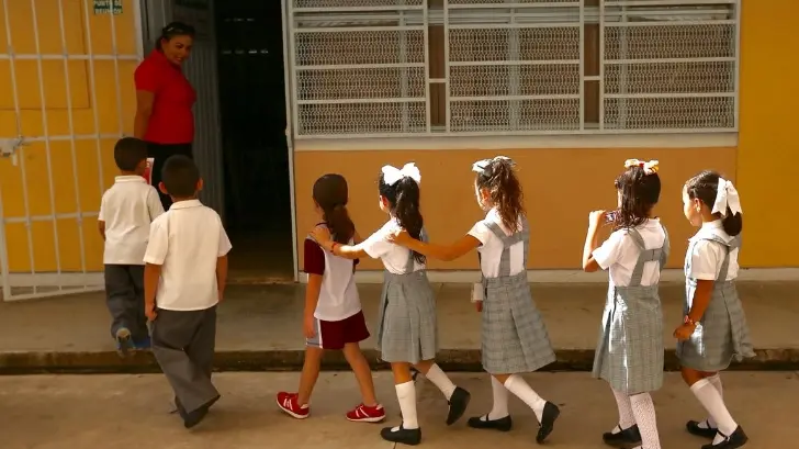 La SEC atiende a los padres de familia de la primaria ‘María Candelaria Vanegas Trevor’; abren puerta trasera del plantel