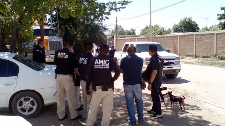 Comando armado irrumpe en negocio de Hillo y roba tractocamiones