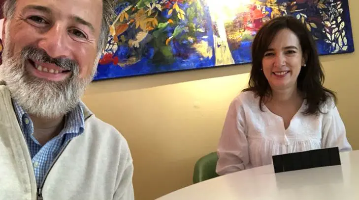 Meade aparece jugando una partida de domino con su esposa