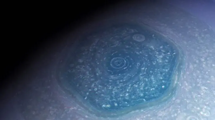 Descubren hexágono en polo norte de Saturno
