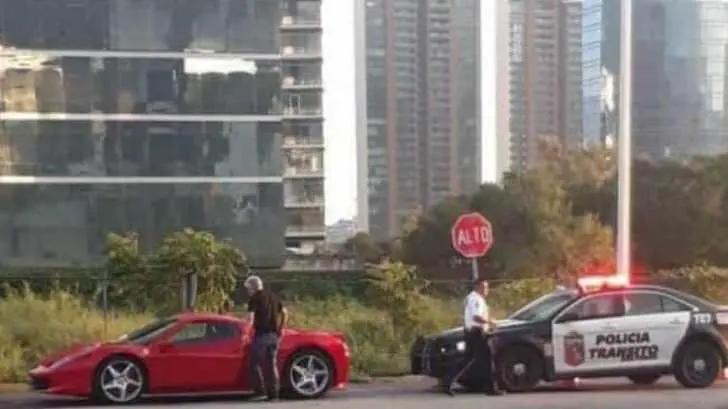 Ricardo ‘Tuca’ Ferretti es ‘detenido’ por una patrulla de tránsito en Monterrey