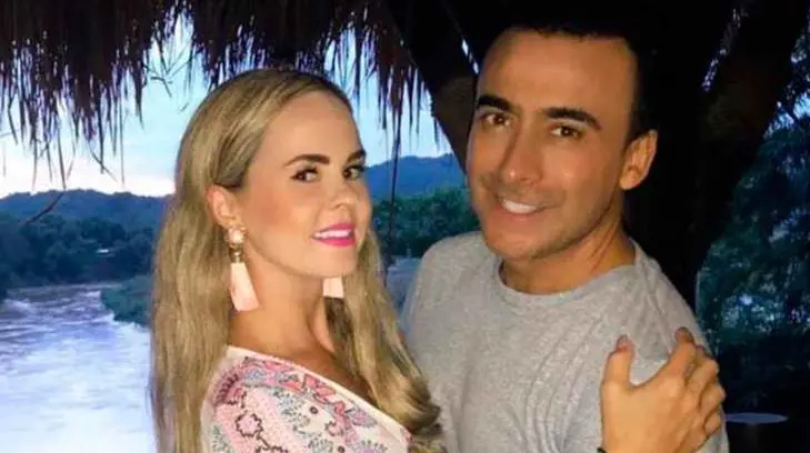 Adal Ramones y su esposa Karla de la Mora se convertirán en padres