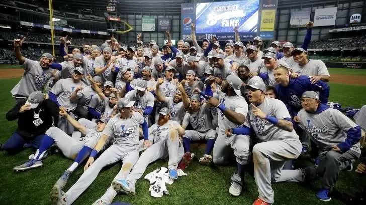 Dodgers derrota 5-1 a Brewers; avanza a la Serie Mundial ante Red Sox