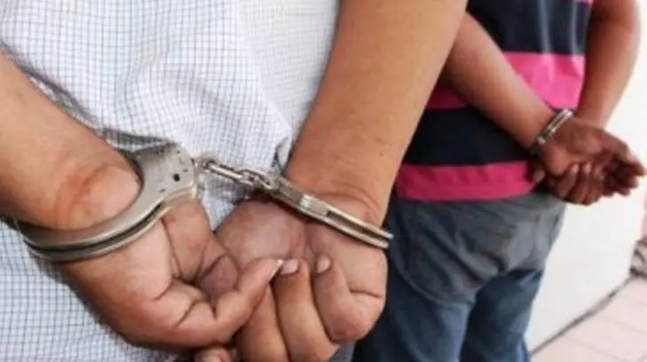 Tras persecución, policías de Hermosillo arrestan a 2 sujetos en la colonia Balderrama