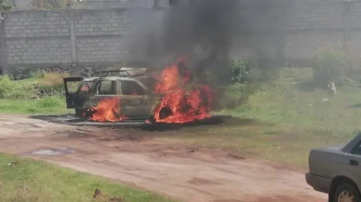 Bomberos atienden reporte de incendio en un depósito vehicular