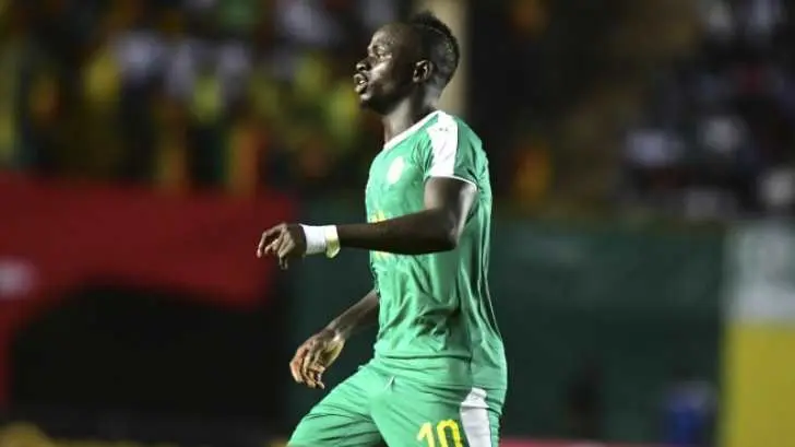Sadio Mané arma cascarita para ayudar a niños en su barrio natal