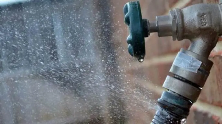Hasta 50 fugas de agua por día