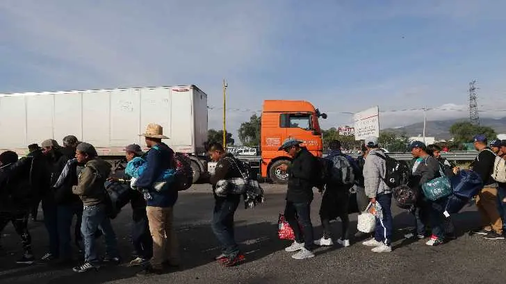Detienen a 400 migrantes centroamericanos; viajaban hacinados en tráileres