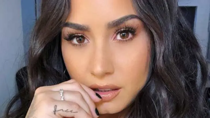 Demi Lovato se muestra sin photoshop y en mini bikini