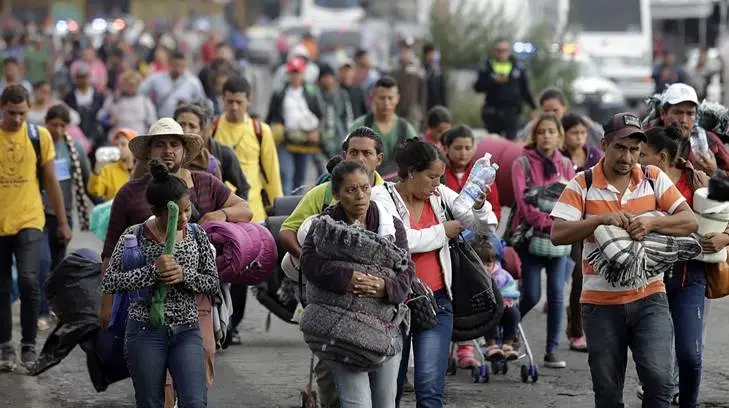 Caravana de migrantes inicia su camino hacia Guadalajara