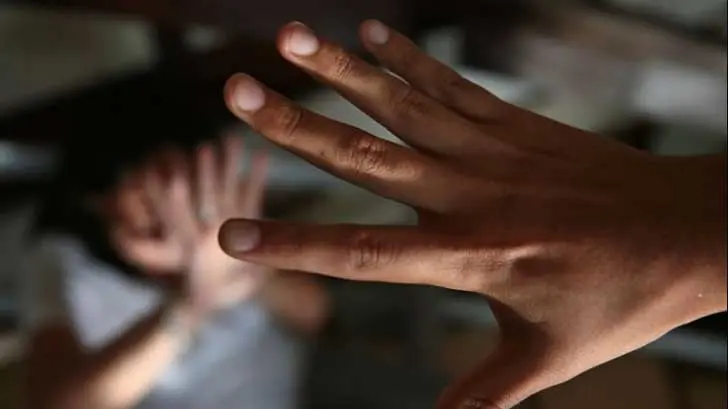 Duermen a joven y abusan sexualmente de ella en un vehículo