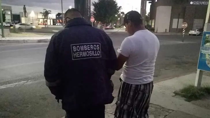 Policías dan paliza a bombero por error