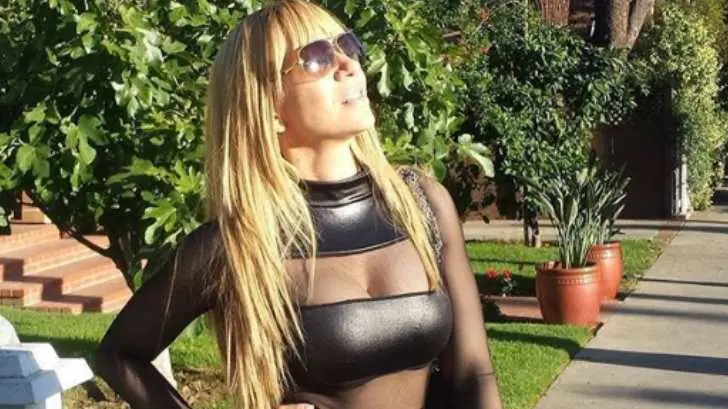 Noelia invita a inscribirse a su página para adultos mostrando sus atributos