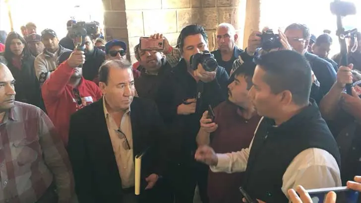 AUDIO | Trabajadores sindicalizados bloquean Palacio Municipal de Guaymas
