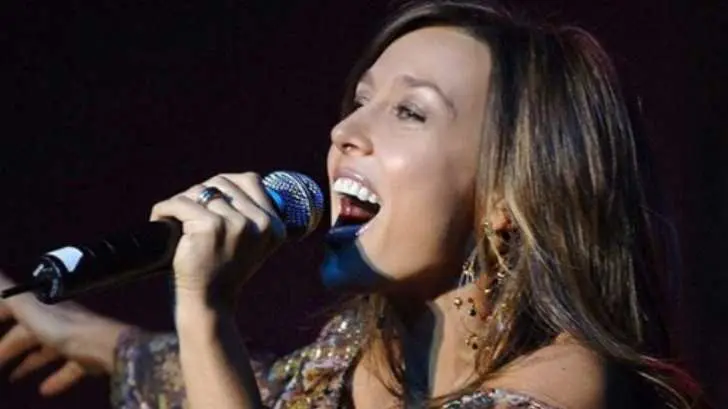 Fey impacta las redes con sus curvas en bikini