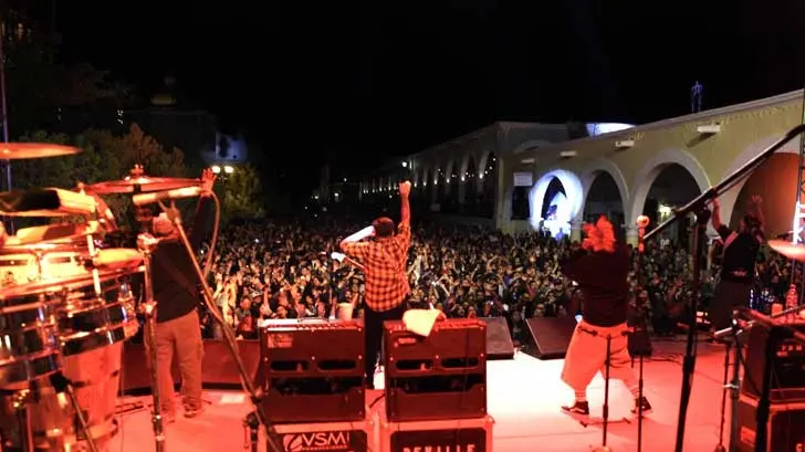El Gran Silencio pone a bailar a Álamos