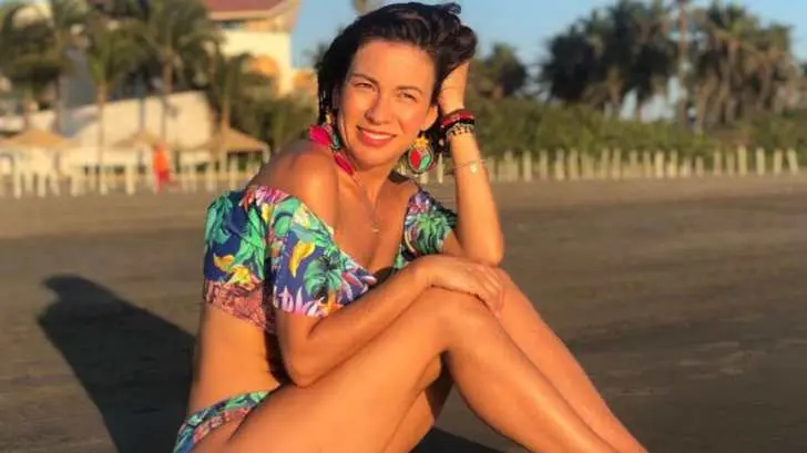 Ingrid Coronado disfruta al embarrarse lodo en todo el cuerpo