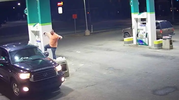 Hombre asalta al estilo de ‘Karate Kid’ una gasolinera de EU