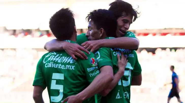 León golea 4-0 a Gallos a domicilio y los hunde en la tabla