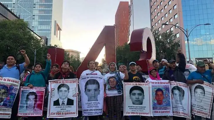 En marcha, padres de los normalistas piden no abandonar la búsqueda
