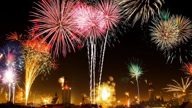 Con pirotecnia, dan la bienvenida al 2019 en el mundo