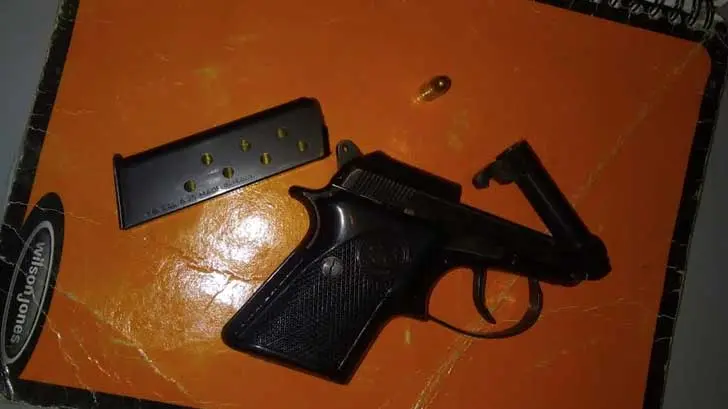 AUDIO | Finge ser policía para evitar ser arrestado por portación de arma