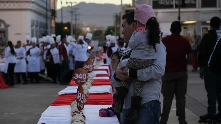 Hermosillenses disfrutan de Rosca de Reyes de 370 metros