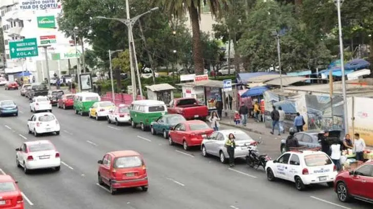 Dan papelitos para esperar turno para cargar gasolina en la CDMX