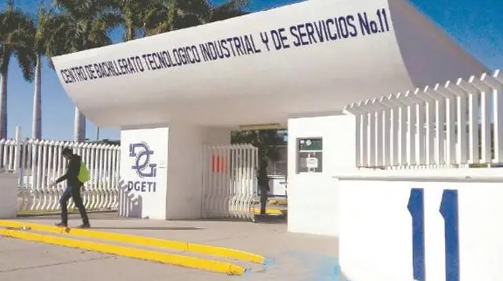 Padres de familia se manifiestan frente a las instalaciones del Cbtis 11