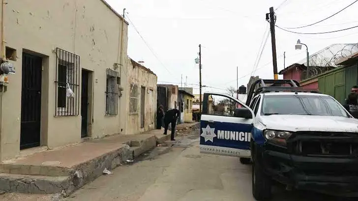 AUDIO | Localizan a hombre sin vida sobre callejón en el Centro de Nogales