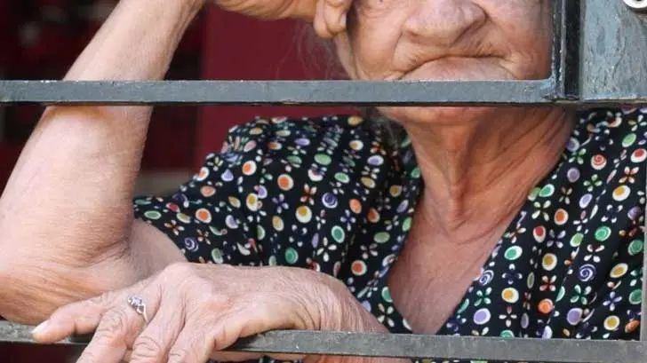 Encadenan a su madre para que deje de beber