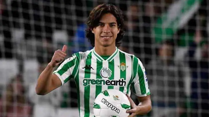VIDEO | Andrés Guardado comparte novatada a Diego Lainez en el Betis