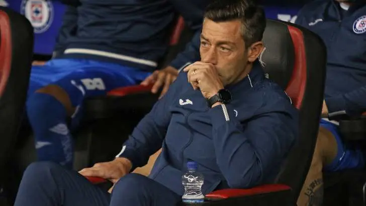 Pedro Caixinha no se va y arremete contra los medios por ‘fake news’