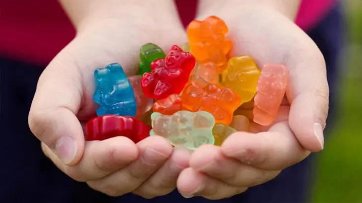 Salud alerta a padres de familia por dulces con cannabis