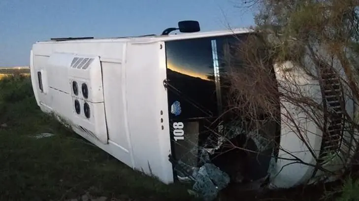 Varios obreros resultan lesionados al volcar el camión en el que viajaban