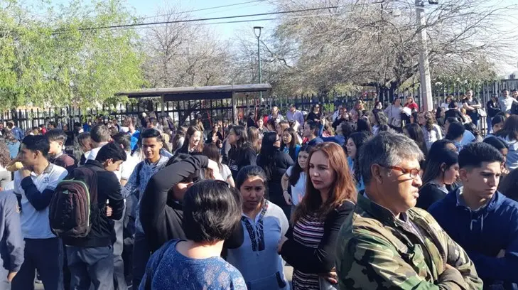 Padres de familia y alumnos cierran acceso al plantel Cbtis 132