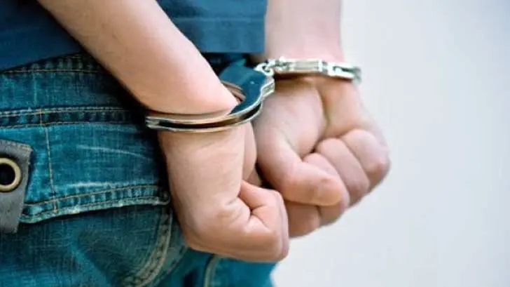 Defiende a su abuela de presunto asaltante