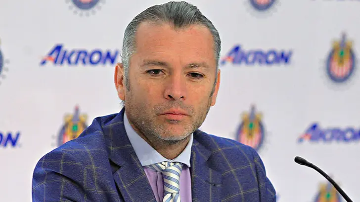 Afición Chivas exigen la salida de José Luis Higuera