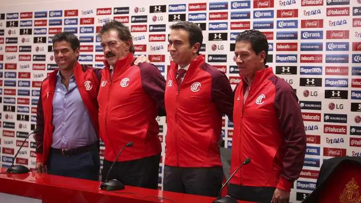 Presentan a Ricardo La Volpe como nuevo DT del Toluca