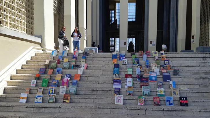 AUDIO | Libros toman las escalinatas del Museo de la Unison